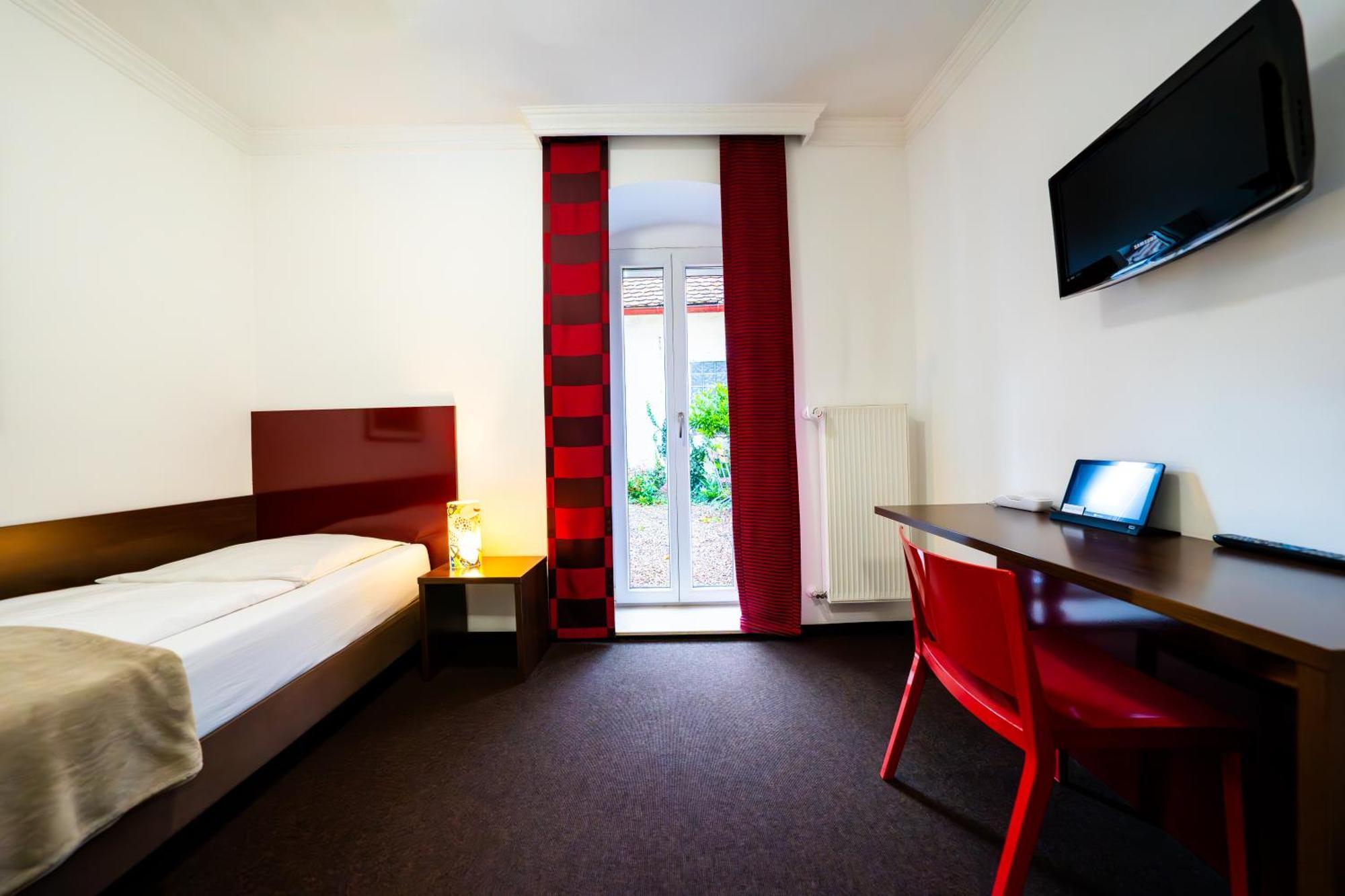 Hotel Bergbauer Mit Late-Self-Check-In Neuburg an Der Donau Bagian luar foto